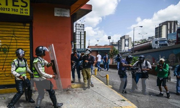 Venezuela sinks deeper into political crisis