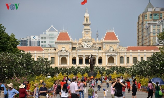 HCMC dwellers celebrate spring festival