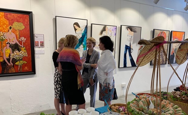 Painting exhibition honors Vietnamese women in Singapore