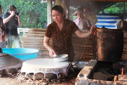 Cai Rang traditional craft village serves visitors with Hu Tieu noodle