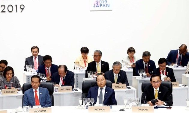 PM Nguyen Xuan Phuc attends G20 Summit sessions