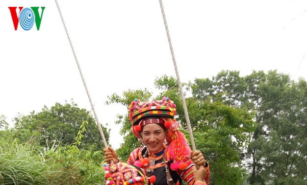 Swinging, an indispensable game of the Ha Nhi's rain Festival