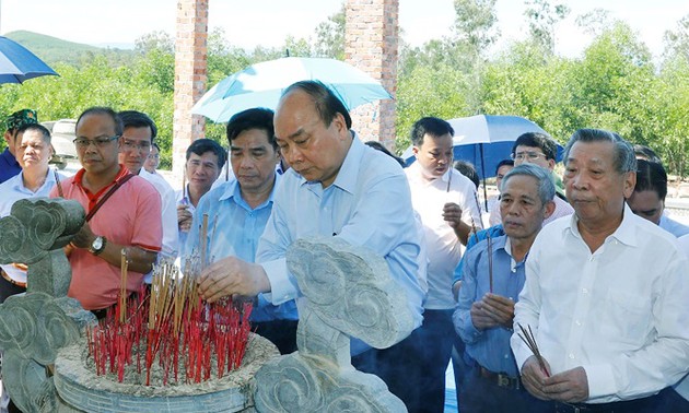 PM Nguyen Xuan Phuc pays tribute to war martyrs in Quang Nam province