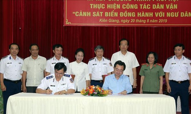 “Coast Guard stands side-by-side with fishermen” program launched in Kien Giang