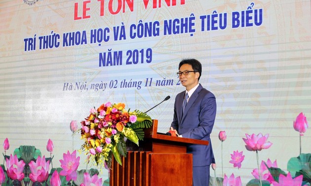 Outstanding intellectuals, scientists honored in Hanoi