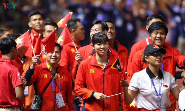  Vietnam ranks second in SEA Games 30, receives flag to host next Games 