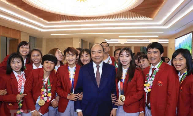 PM Nguyen Xuan Phuc gives instruction on awards for Vietnamese Sea Games 30 athletes