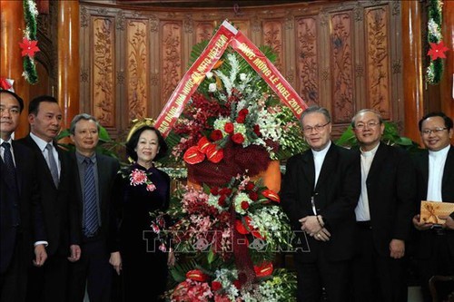 Party, VFF leaders pay pre-Xmas visit to local dioceses