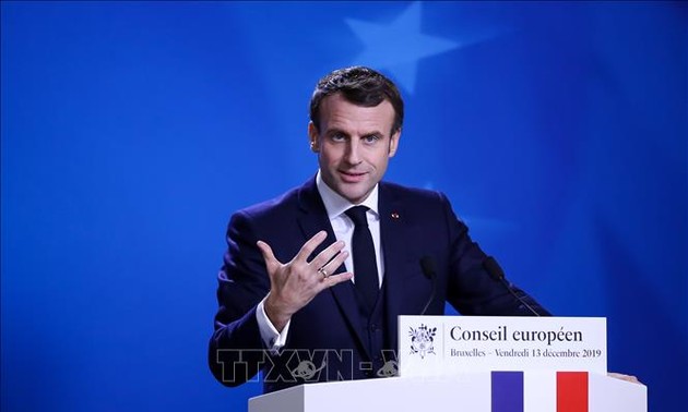 Macron vows to forgo special presidential pension