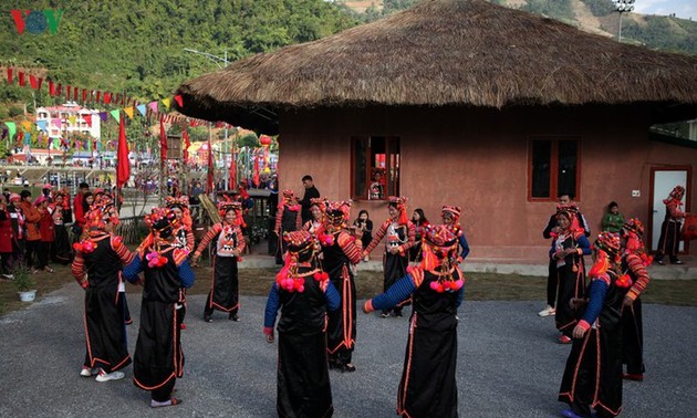 New Year “Con” throwing festival tightens Vietnam, Laos, China bonds