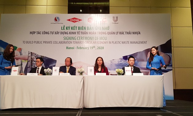 Vietnam signs agreement on public-private cooperation in plastic waste management