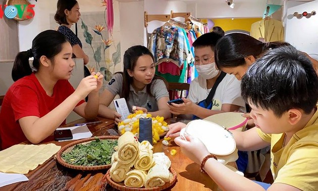 Children learn about Vietnamese silk weaving