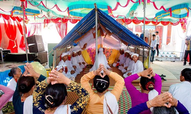 Cham people refine worshipping rituals