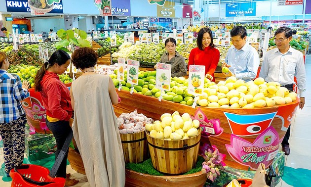 Vietnamese people opt for Vietnamese products to save businesses in pandemic	