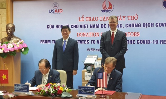 US provides 100 ventilators to Vietnam