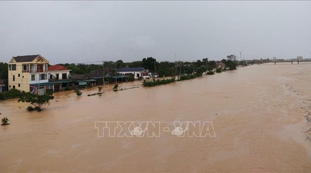 Crew members rescued in Cua Viet as flood recedes slowly in Quang Tri province