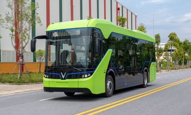 Vinfast test runs first e-bus within its factory