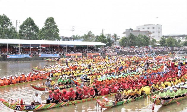 Ngo boat race of the Khmer