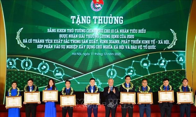 2020 Luong Dinh Cua Award given to 56 young people