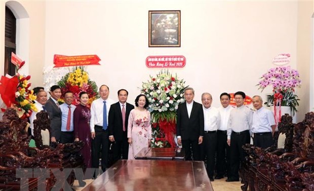 Leaders extend Christmas greetings to Catholic followers in HCMC, Can Tho