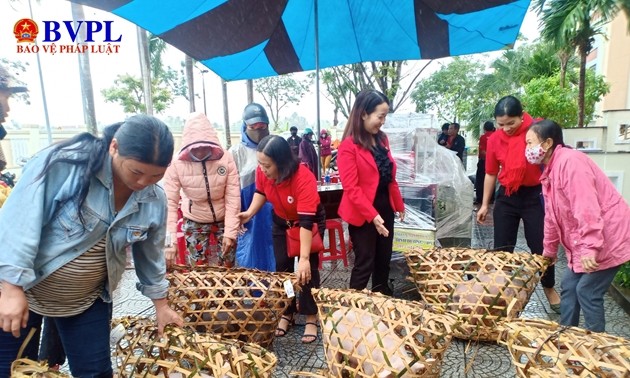 20,000 poor people in Da Nang receive Tet gifts