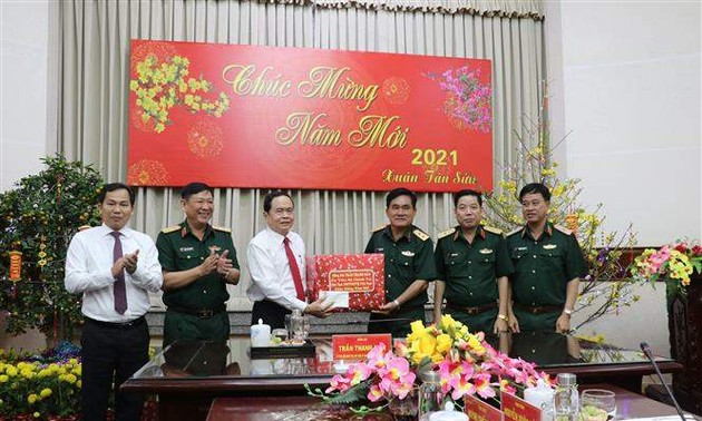 Party, State leaders visit and give Lunar New Year gifts to locals