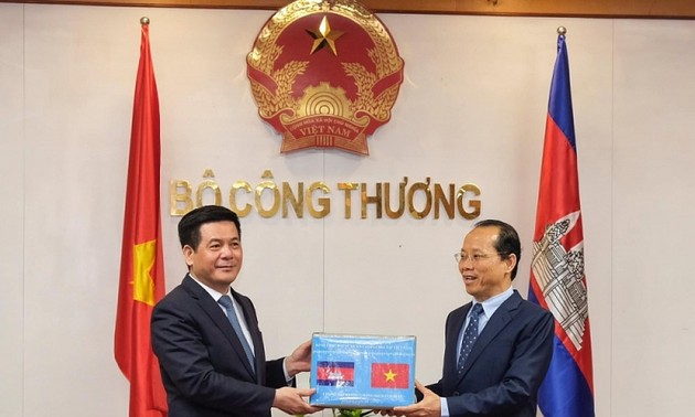 Vietnam, Cambodia strengthen cooperation in trade, industry and energy 