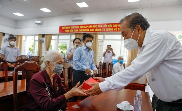 Deputy PM Truong Hoa Binh visits families of revolution contributors in HCM City