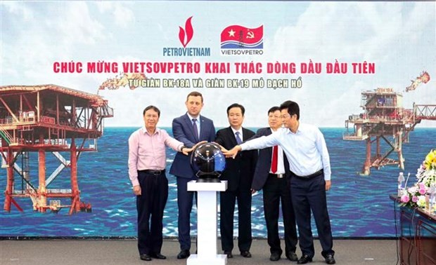 Vietnam welcomes first oil flow from BK-18A and BK-19 oil rigs  