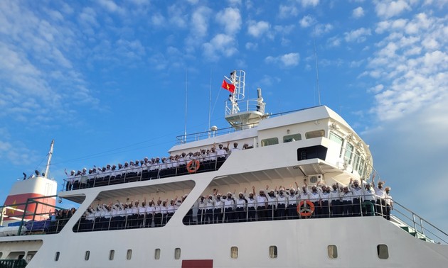 Ships from Navy Zone 4 send Tet gifts to Truong Sa islanders