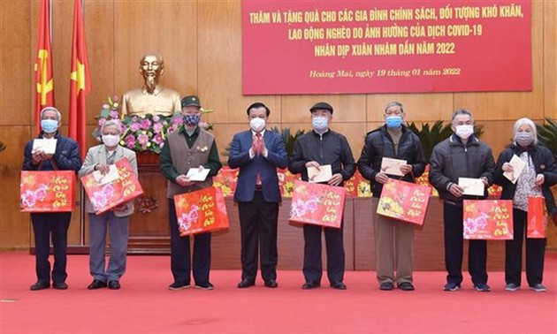 Senior officials pay pre-Tet visits to Tra Vinh, Bac Giang province 