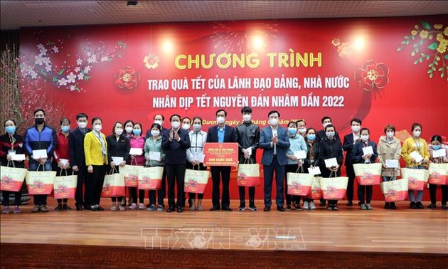 Disadvantaged and ethnic people receive Tet gifts
