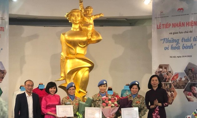 Vietnam Women’s Museum receives souvenirs from peacekeeping officers
