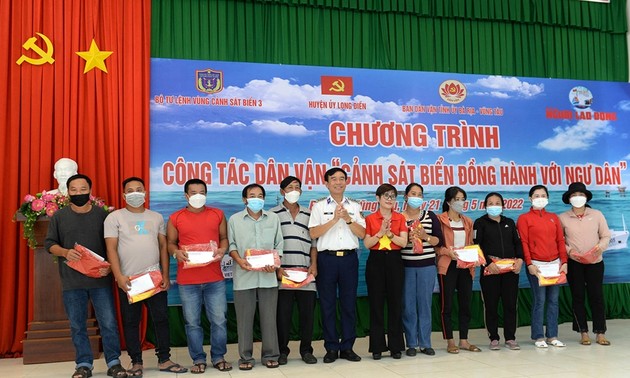 Region 3 coast guard supports Ba Ria-Vung Tau fishermen 