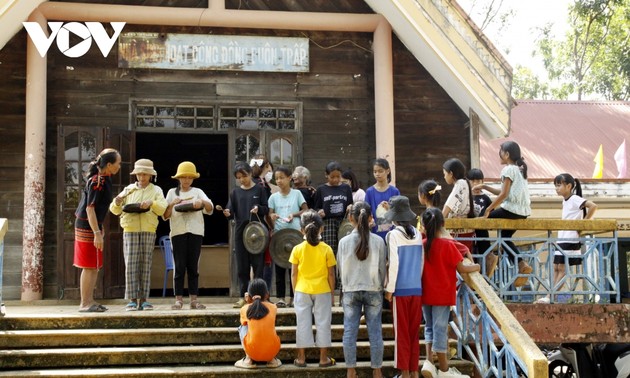 Dak Lak province teaches young people to play the gong