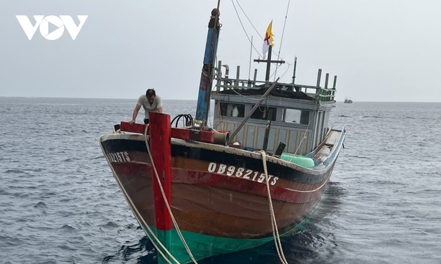 Navy Region 3 saves Quang Binh fishing boat in distress