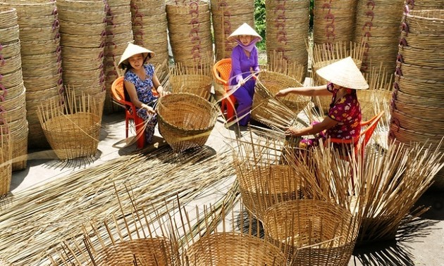 Khmer ethnic people in Soc Trang helped to develop traditional weaving craft