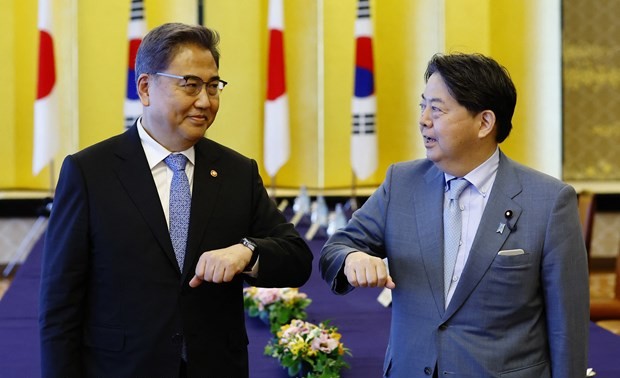 Japan and South Korea agree on improving bilateral ties