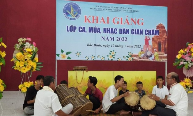 Binh Thuan promotes folk singing, dancing