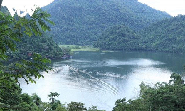 Bac Kan province hosts the first Autumn Colors of Ba Be Lake Festival