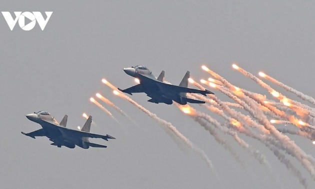 Su-30MK2 fighters display impressive performance in skies of Hanoi