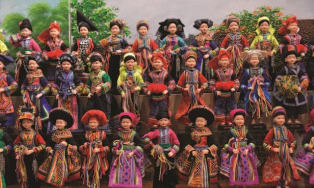 Painter promotes Vietnamese ethnic minority outfits