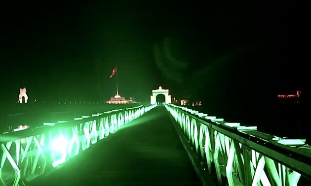 Hien Luong bridge lit up in green to celebrate 27 years of Vietnam-Ireland diplomatic ties