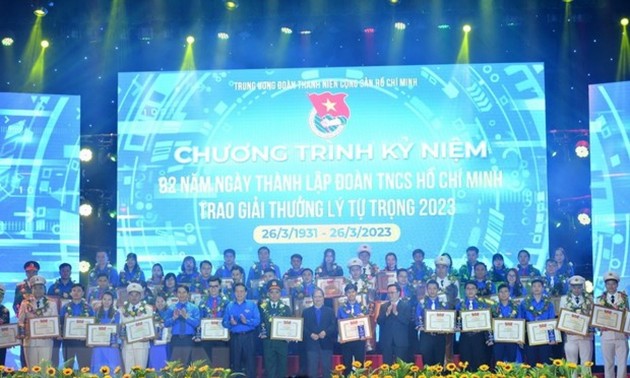 100 outstanding Youth Union members receive Ly Tu Trong Award 2023 