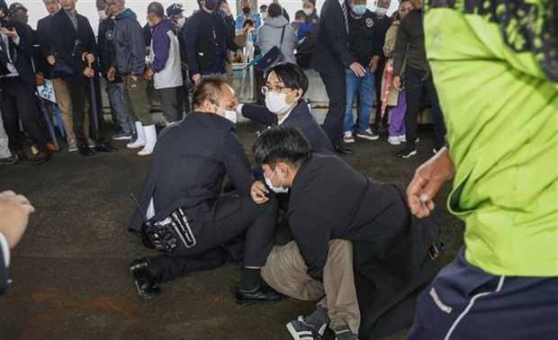 Man throwing smoke bomb at Japanese Prime Minister arrested
