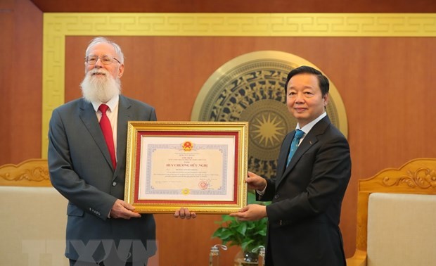 Australian advisor of environment policy awarded Friendship Medal