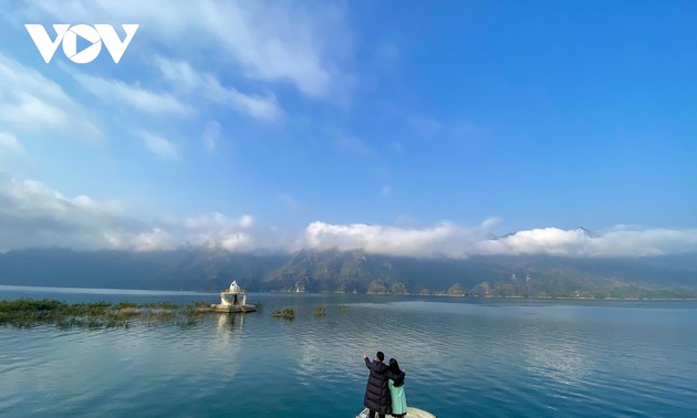 Quynh Nhai reservoir, a romantic destination in northwestern mountain
