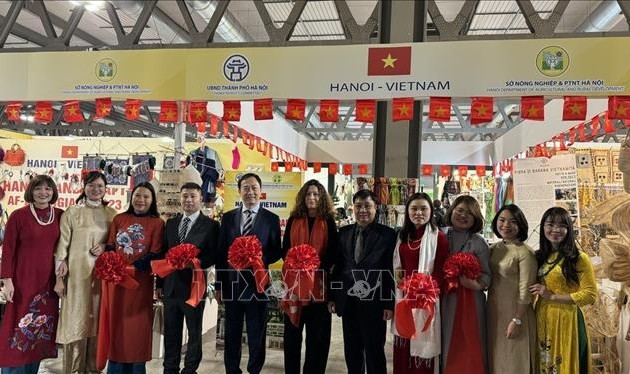 Vietnamese handicraft products displayed at exhibition in Italy