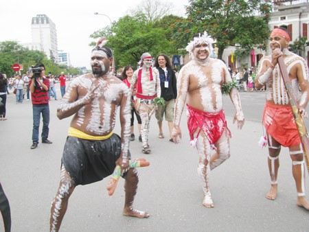 Festival de Hue 2012 : cerfs-volants et spectacles de rue
