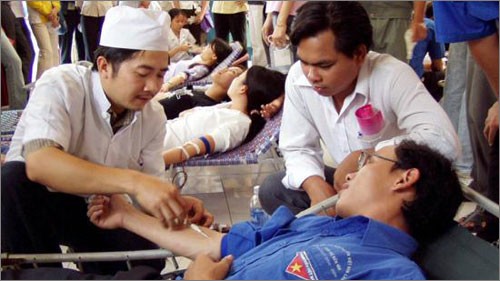 Les donneurs de sang honorés par la vice-présidente Nguyen Thi Doan